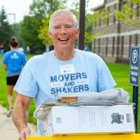 Alumnus volunteers at Move-In
